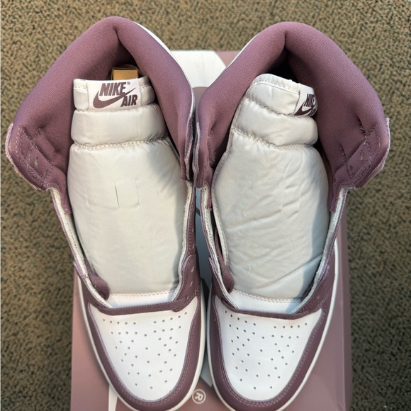 Jordan 1 Retro High OG - Mauve Sneakers in Mauve and White - Picture 2 of 5